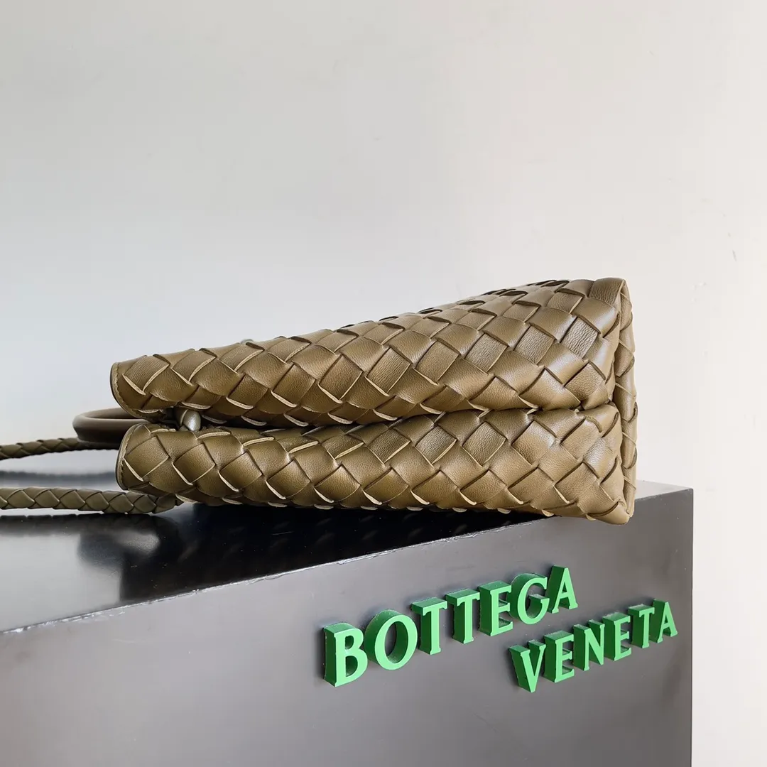 The 2023 new Andiamo batch of 2260 BV has been shipped‼ ️Really popular🔥The new Andiamo woven handbag launched by Bottega Veneta this season is really popular all over the world! ! Celebrities at home and abroad have worn it, and Oscar-winning actress Michelle Yeoh has taken it out on the street. Song Jia, Trai Yara, Yu Feihong, Sanji Ayaka, Rosie Hunting-Whiteley, Yoshioka Riho, etc. have all picked up this bag. It is classic and versatile, showing off its temperament, and the bag capacity is also large, which is very convenient for daily commuting! ! A variety of carrying methods, the shoulder straps can be adjusted by yourself, the original lambskin feels soft and delicate, and the unisex style breaks the gender boundaries and brings a more practical and long-lasting use experience. Andiamo, which has both elegant and casual styles, perfectly interprets the true appearance of "fashionable old money style". Style number: 743572 Size: 32*24*12